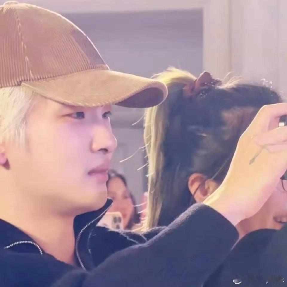 周震南看龙丹妮跳舞看出一套表情包 这哪是观看表演，分明是见证周震南的表情管理涅槃