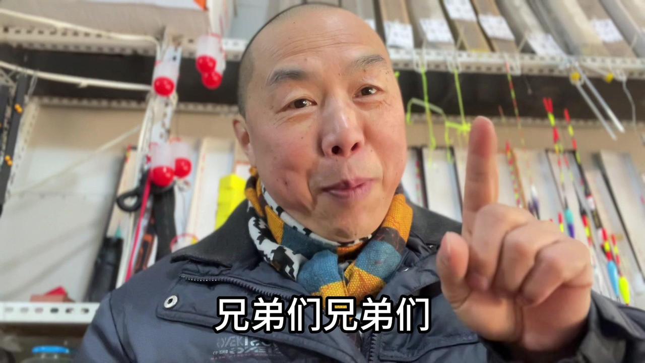 最近手竿钓鲫鱼正当时，昨天晚上渔获就很好，分享下饵料搭配和作钓技巧。

首先是饵