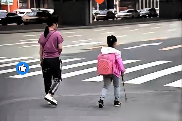 北京一女子领养11岁盲童，花28万给她治眼睛，谁料，女孩恢复光明后，却一把抱住她