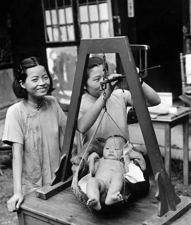 这个孩子，现在已经65岁了，开始步入了跳广场舞的行列。

1940年，给孩子称体