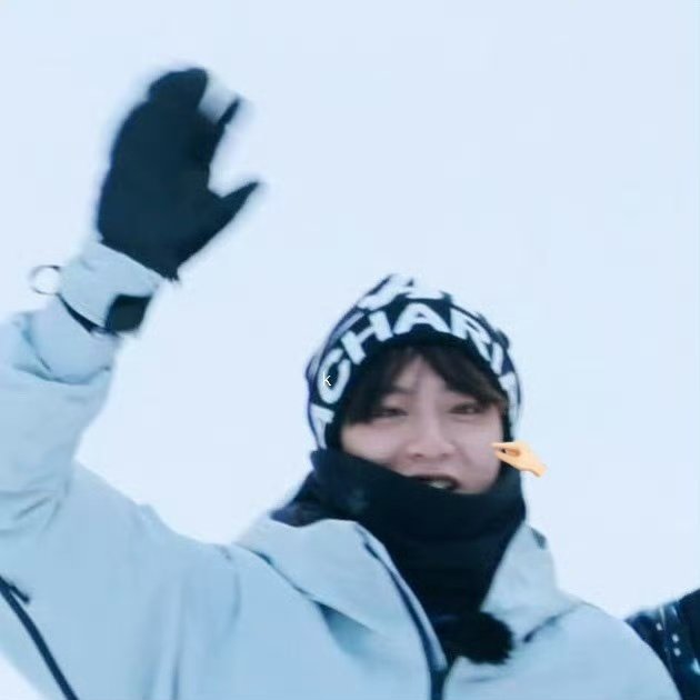 刘耀文为了打招呼差点摔倒刘耀文小企鹅塑  刘耀文为了打招呼差点摔倒！ 