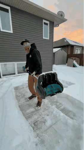 在自动除雪装置问世之前，不难想象当时人工除雪的劳动强度是多么巨大。还得是科技发明