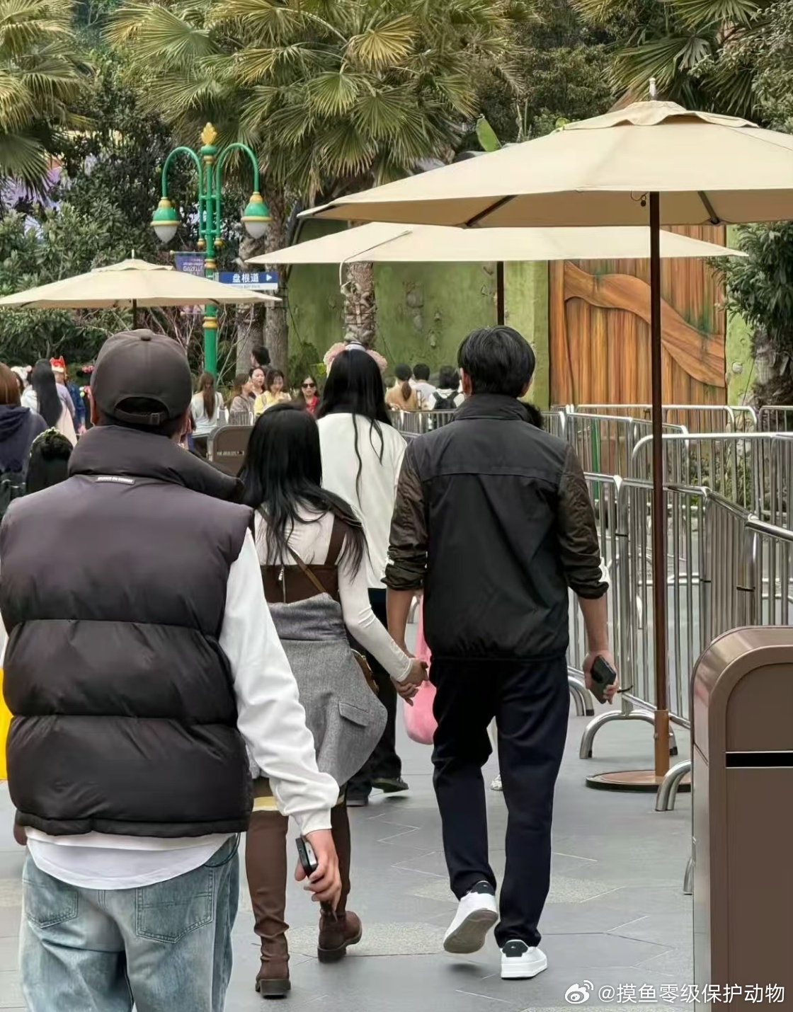 伊能静秦昊牵手游迪士尼 一家三口游迪士尼，全程十指紧扣超甜蜜，婚变传闻不攻自破，