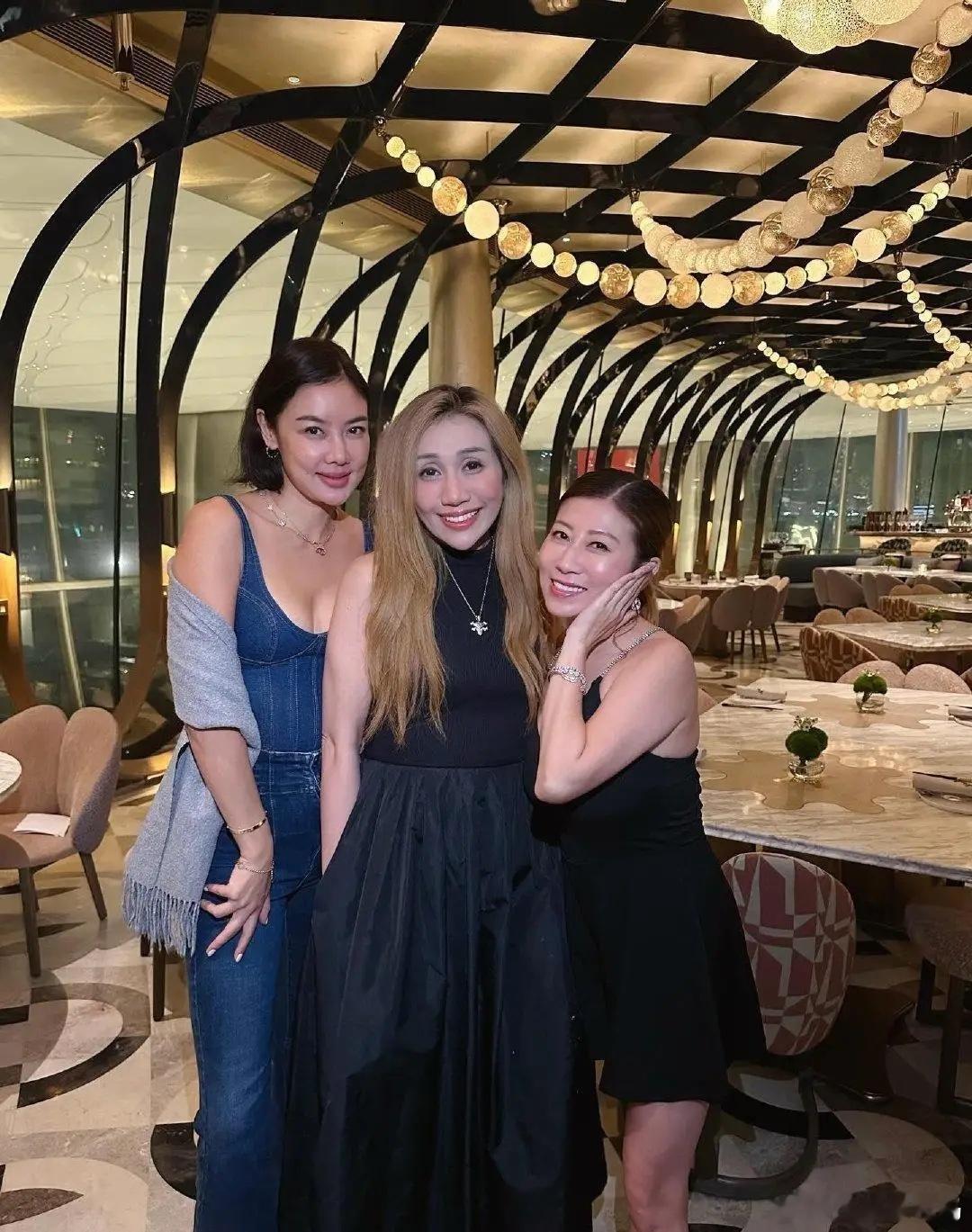 46岁乐基儿和赌王千金何超盈在酒店聚餐，她打扮时尚微性感，她身穿低胸吊带衫配牛仔