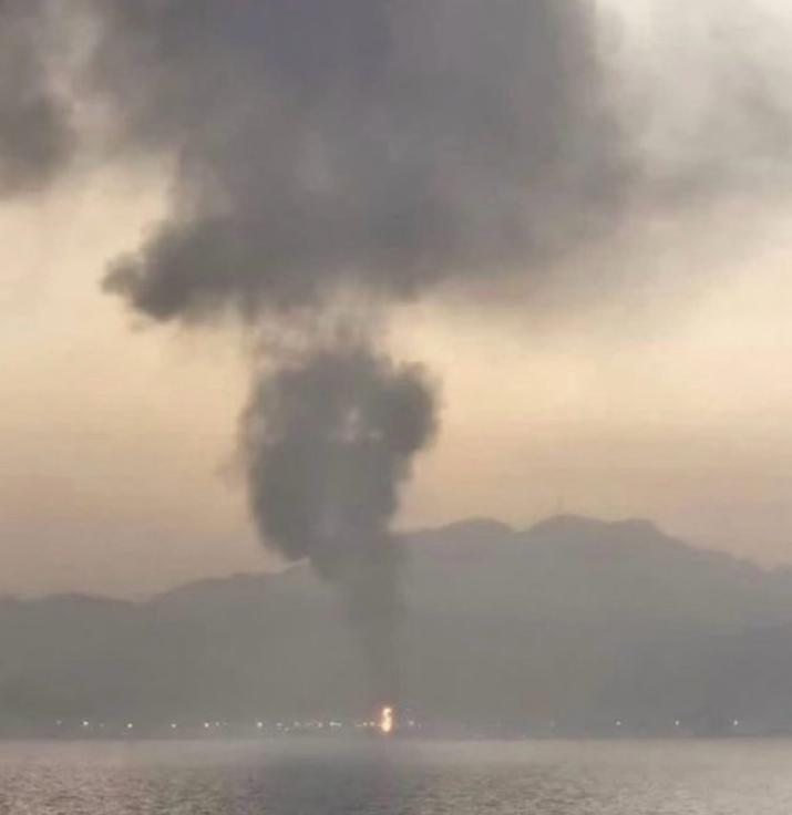 伊朗这回是真动手了，导弹和无人机直接奔着阿联酋的港口就过去了。

凌晨时分，海湾
