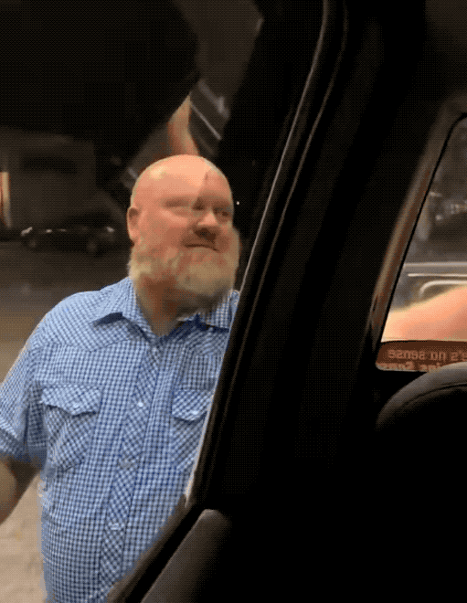 打伊朗后油价上涨：特朗普支持者一边大骂一边撕掉特朗普贴纸！一位特朗普支持者在加油