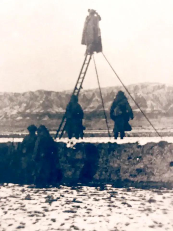 爬高观测的日军。
1938年12月，侵华日军对山西南部山区进行“扫荡”。
照片为