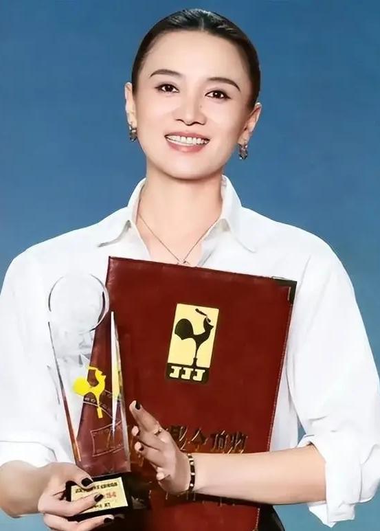 独拿三大奖，国内女演员第一人，宋佳颜值与演技并存，太牛了！
       202
