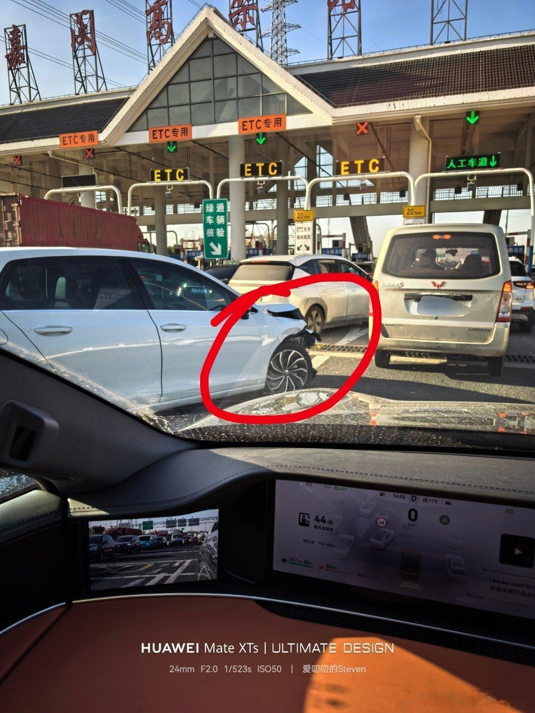 车头都没了是怎么上高速的，如果是刚发生事故的……都这样了，不应该直接拖车拖走吗。