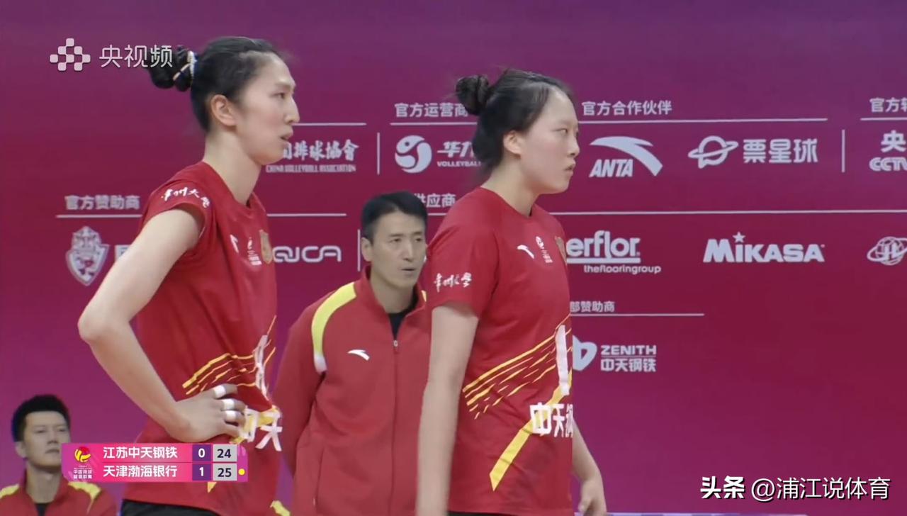 天津小丫范泊宁庆幸自己选择了江苏女排。不满20岁的范泊宁出生于天津体坛世家，13