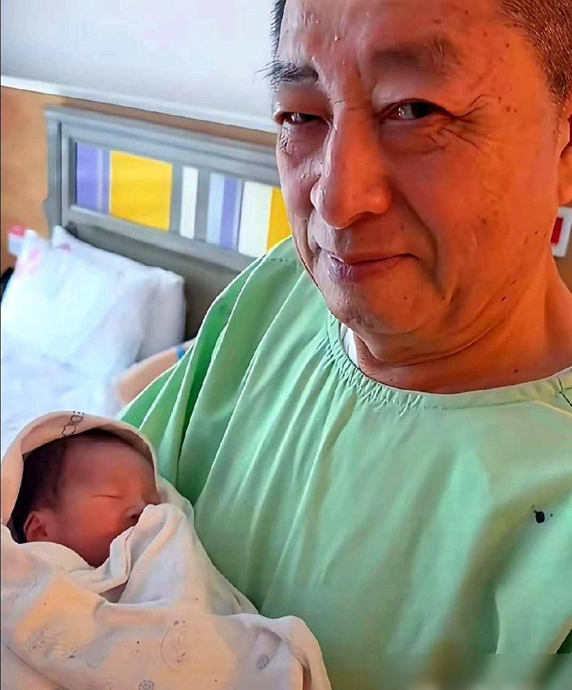 谁敢信？身价上亿的张兰，居然让司机给活生生撇在了桃园机场的大马路上。直播镜头猛地