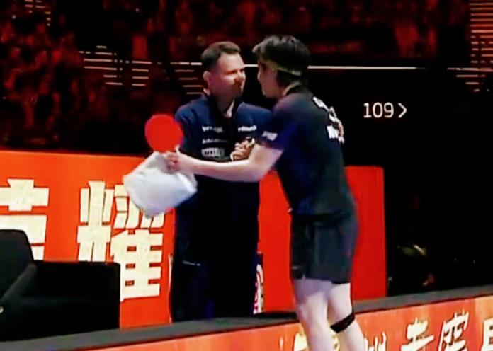 赛后，勒布伦教练一把拉住王楚钦，不让走了！

两人聊了好一会儿。
我猜他教练说：