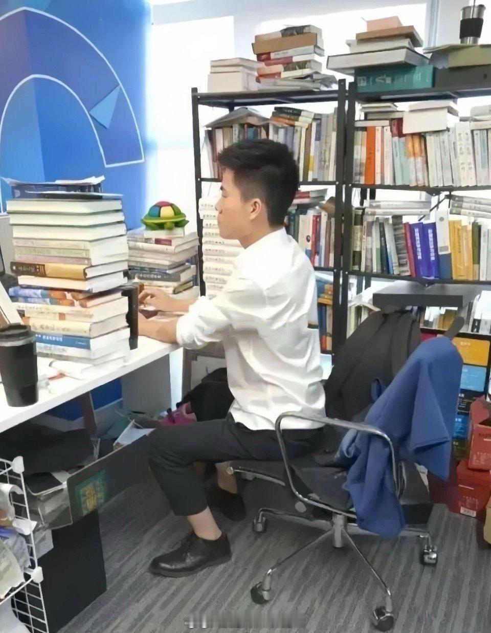 左边是董宇辉的办公室右边是俞敏洪的办公室说明什么？ 