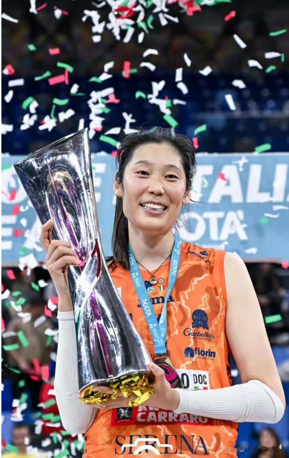 图片中朱婷手里的奖杯，究竟是科内俱乐部的还是朱婷个人的？