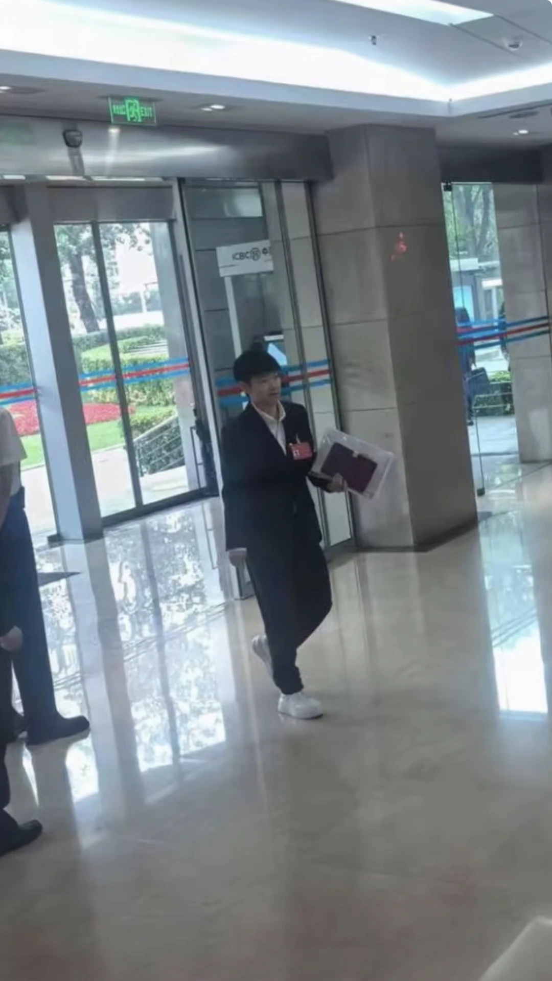 捡到一只正面西装照的小咪……