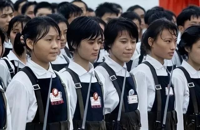 你知道70年代的那些美女吗中华儿女多奇志，不爱红装爱武装。——上世纪六、七十年代