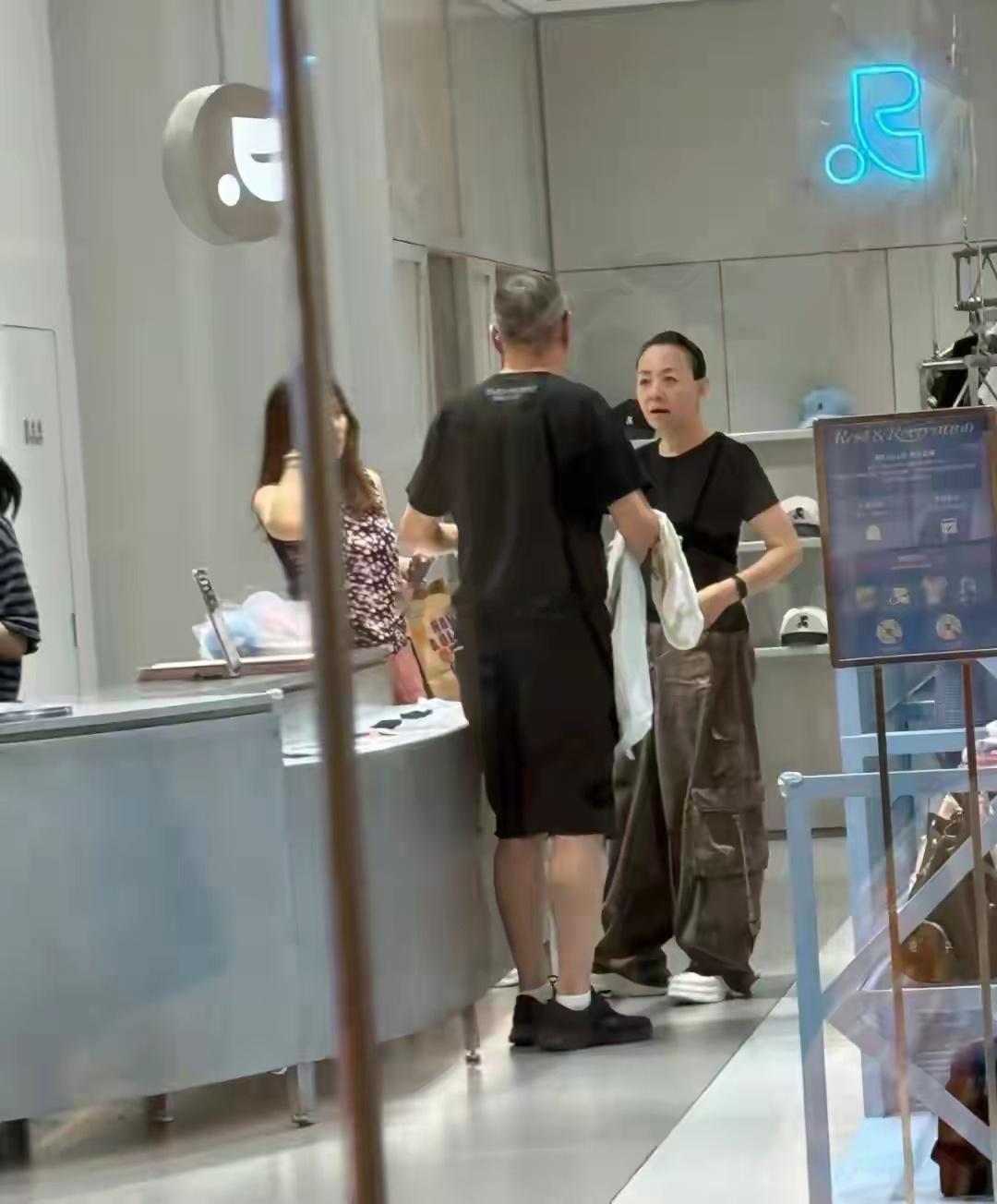 宋丹丹一家三里屯逛街，64岁状态比儿媳还好，巴图和继父关系不错 ​​​