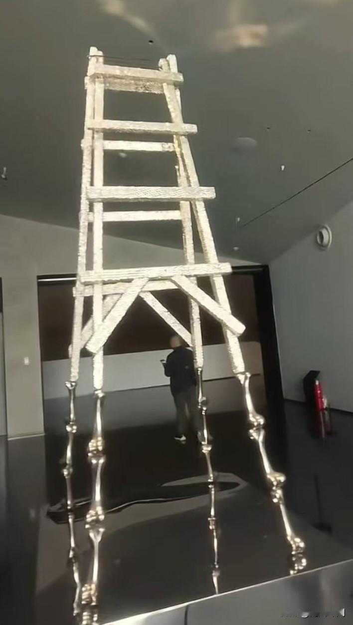 5月16日，成都美术馆一件展品，在网上引起了不少网友的讨论。
 
这件作品名字叫
