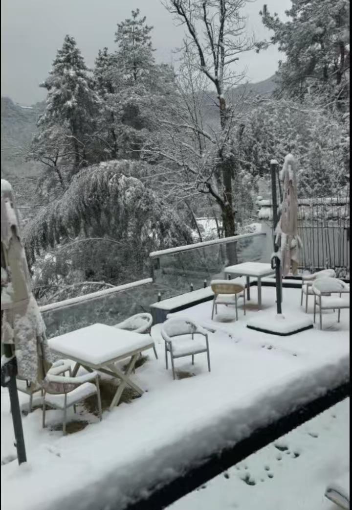 昨天晚上，我们6位退伍兵来到句容市碧桂园老战友家跨年。
晚上聊天。没人看电视，没