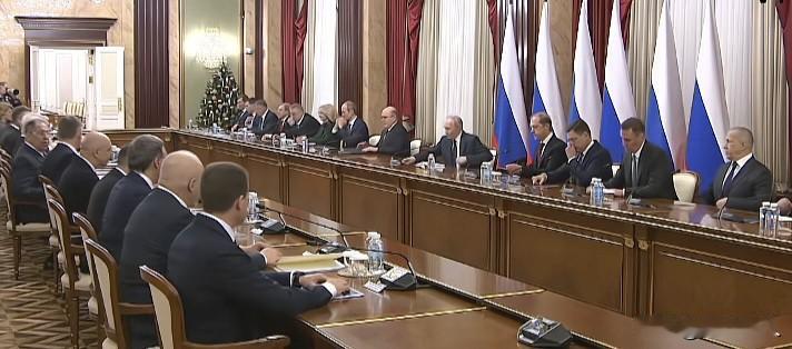 两个总统开会画风区别很大！
同样是开会
普大帝主持会议更正规
坐姿端正神情严肃