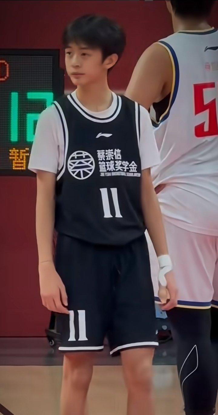等等14岁身高14岁身高近180cm，梦想打职业CBA，每周至少高强度练球四次，