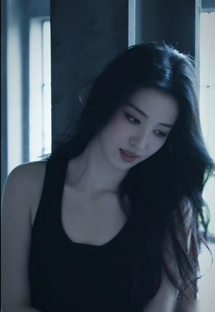 王楚然仅靠一张冷脸，就让巴黎时装周其他95花全部“失声”了！
 
从机场抓拍到D