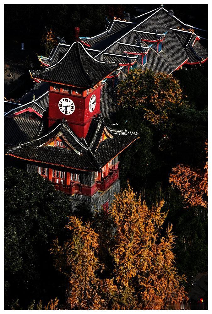 华西钟楼之秋。
成都老年人协会摄影专委会
图文原创 李忠健
组稿编辑 帅黎明 王