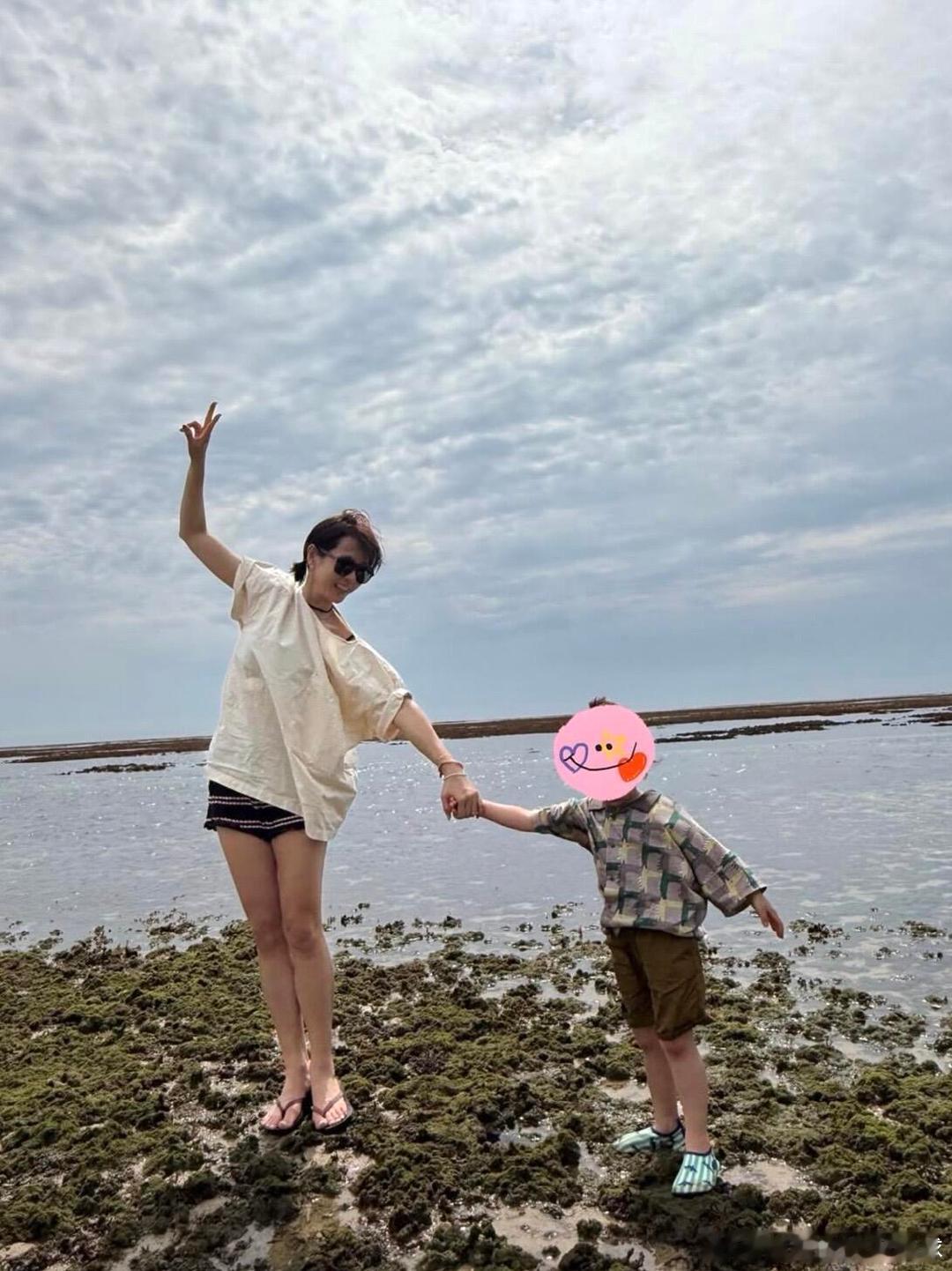 孙艺珍带孩子海边玩孙艺珍带娃赶海随拍来啦！小宝贝肉眼可见长高一大截，母子俩各种放