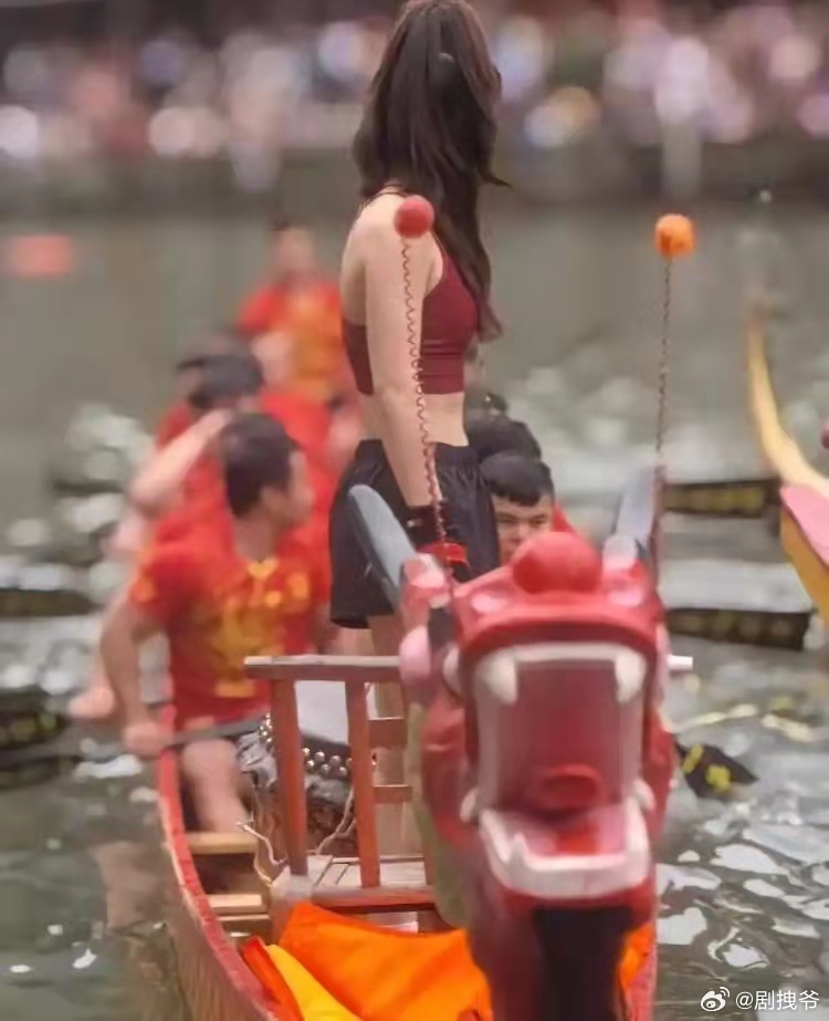 龙舟比赛女鼓手英姿飒爽独坐龙头，网友：壮汉们都使出了吃奶的劲！ ​​​