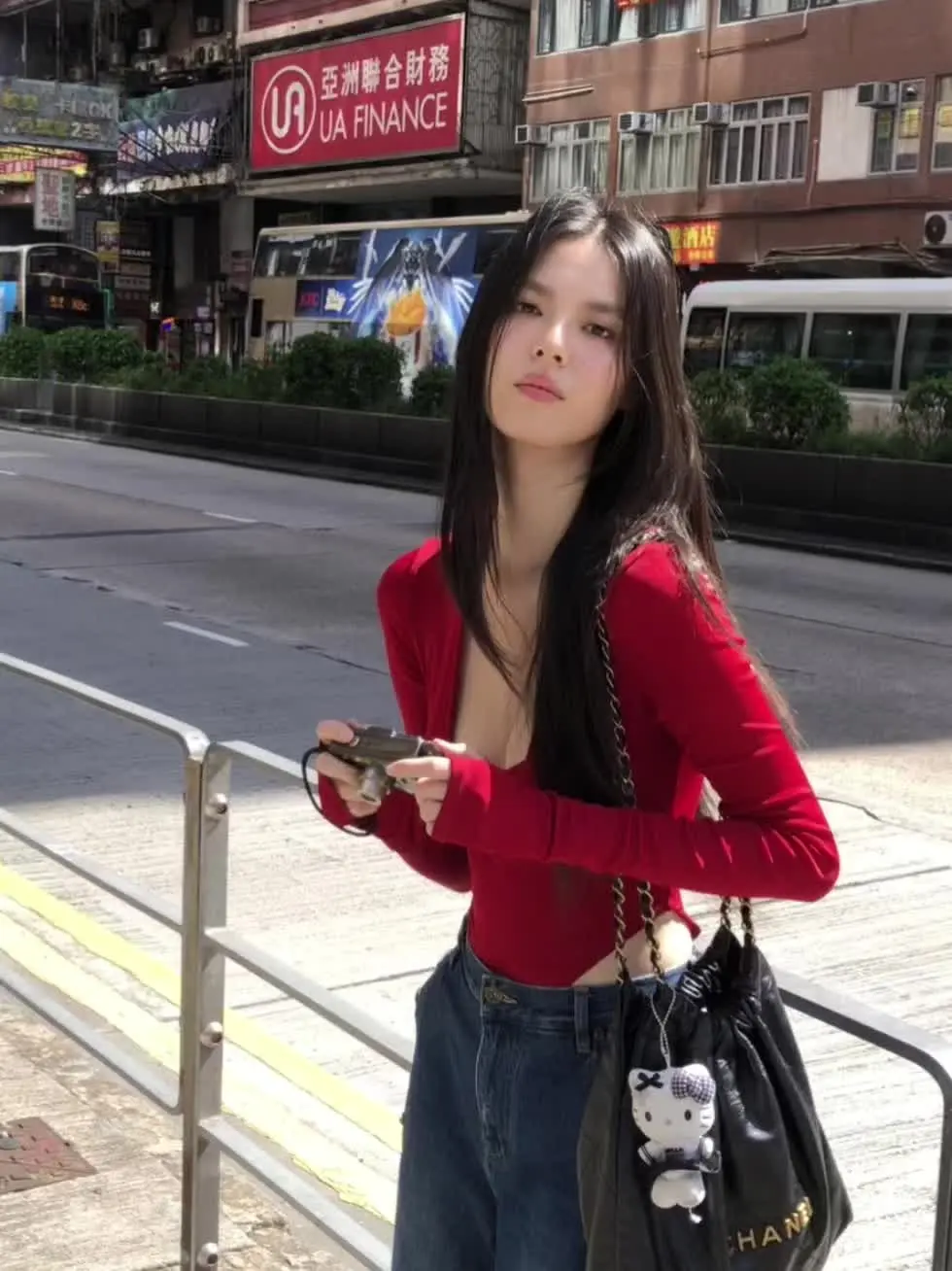 来HK过过过过周末🇭🇰☀️🚗 阳光太好了 根本不需要修图 发现了...