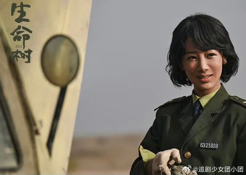 杨紫说白菊和生命树是里程碑的存在杨紫后台群访 杨紫在高原之上沉淀自我、雕琢角色。