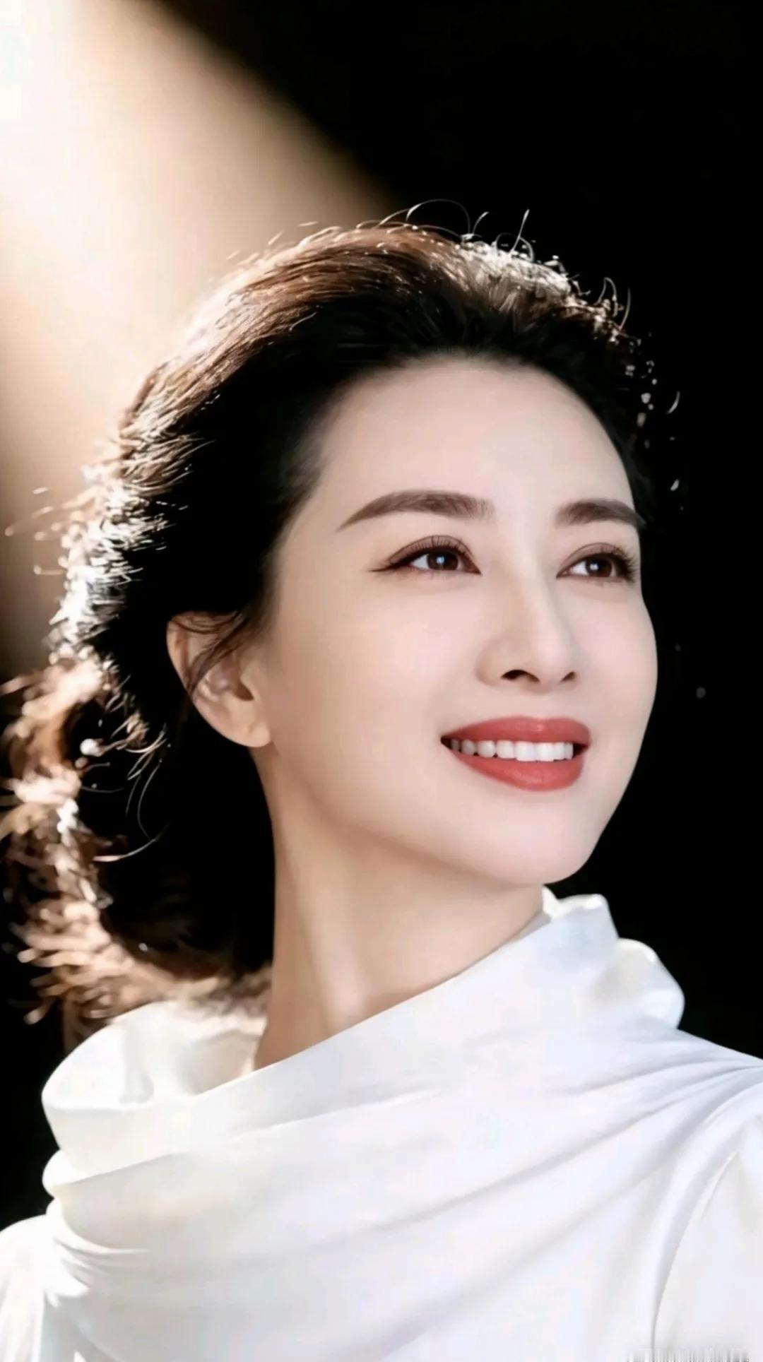 大气的女人，阳光洒在她的脸上，温暖而明媚，笑容如花绽放。