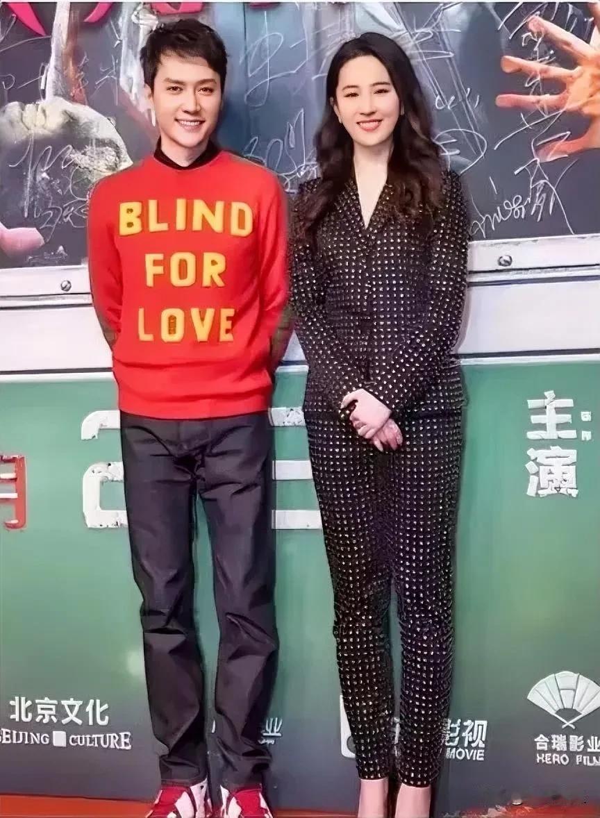刘亦菲和冯绍峰同框出席活动，宛如一幅赏心悦目的画卷。
刘亦菲气质如仙，肌肤白净，