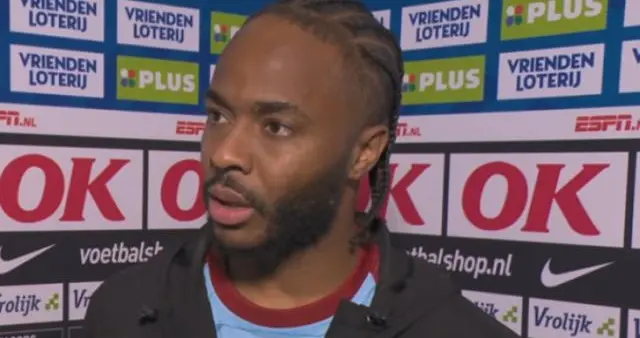 记者在提问时发笑，斯特林回怼：你不应该笑