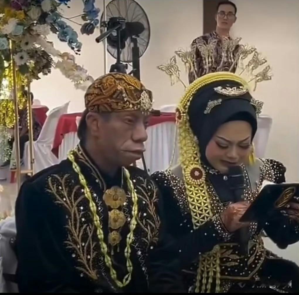 印尼32岁新郎苏里亚因独特外貌意外爆火，他与三位姐姐遗传了父亲的特殊面容——狭长