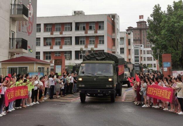 豫北抗洪抢险（二十一）
火线入党仪式结束后，我们先在岸边等了一段时间，应该是当地