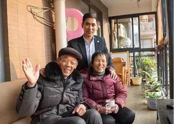 “医学奇迹！”2015年，北大学霸将胃癌晚期的父亲哄骗出国旅游，想给父亲留下难忘
