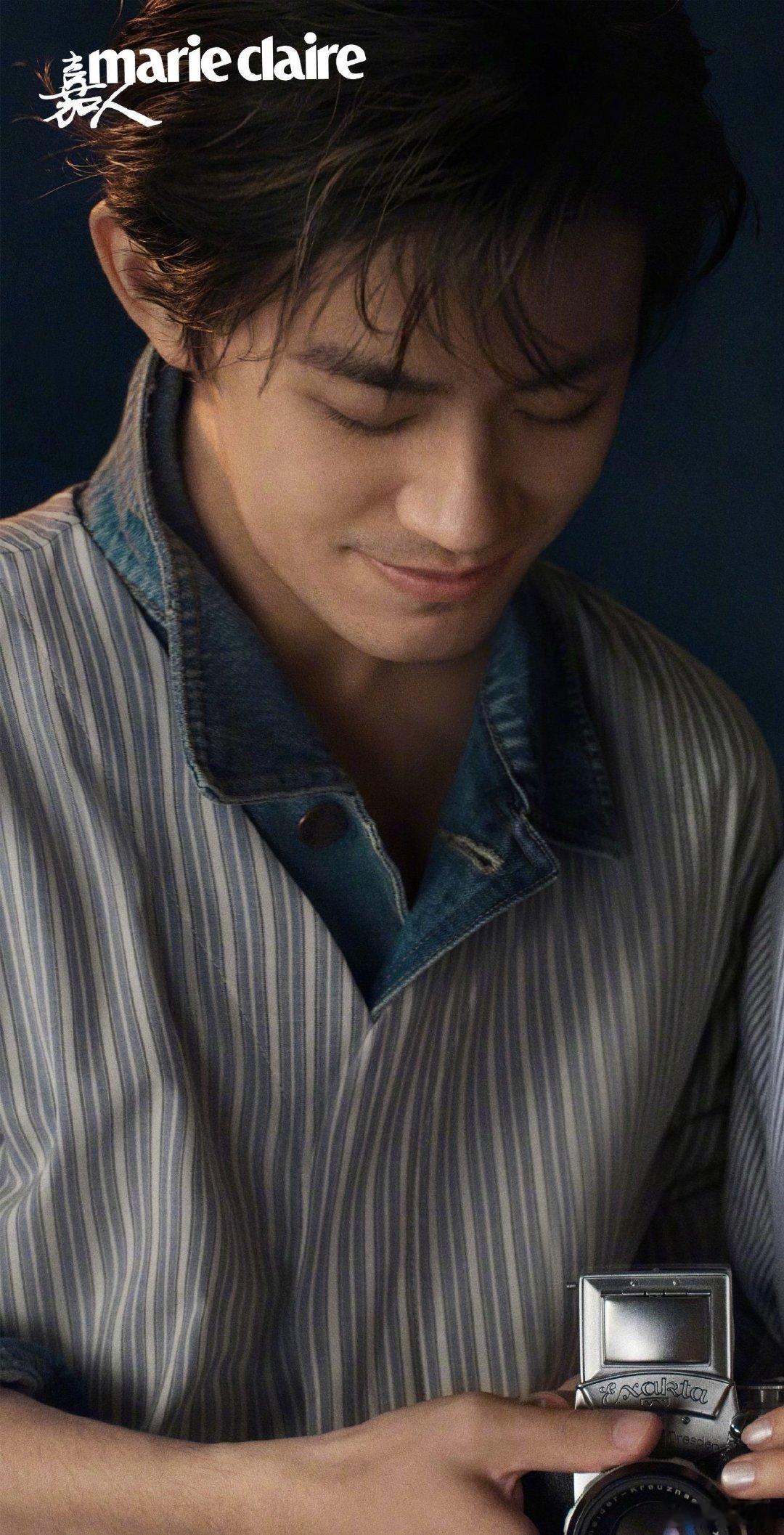 易烊千玺低头笑得好甜易烊千玺到底在偷笑什么 易烊千玺低头笑得好甜，所以在偷笑什么