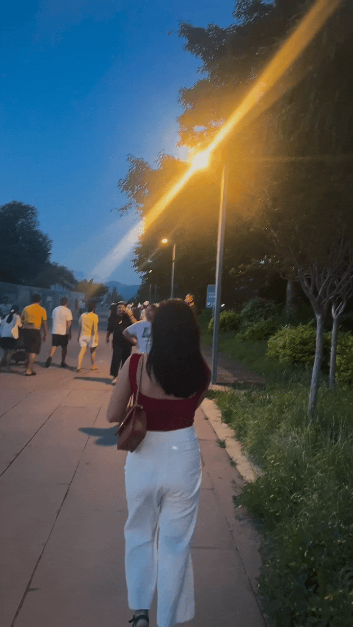 漫步在路灯下的小姐姐，回头这一瞬间魅力值加倍！