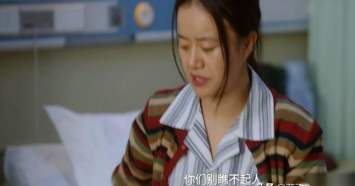 在心脏随时会停跳的心内科病房里，扯着嗓子大喊大叫。
这要是放在现实里，早被家属和
