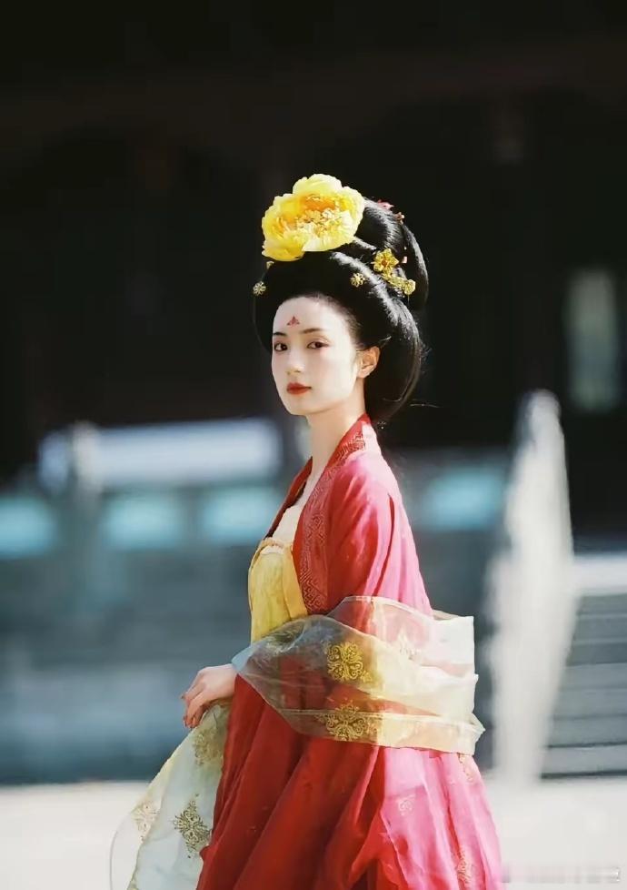 《国色芳华》女二私下发布唐风照，引发对剧组妆造的讨论。她为角色增肥，敬业精神可嘉