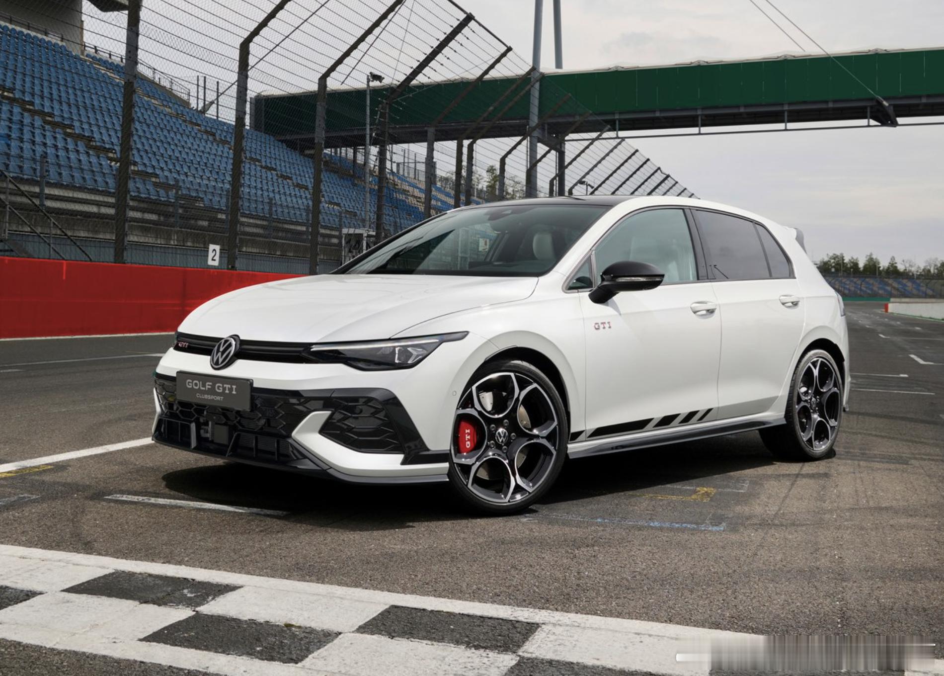 #这是你要的潮车吗# 大众发布新款高尔夫GTI Clubsport来纪念高尔夫G