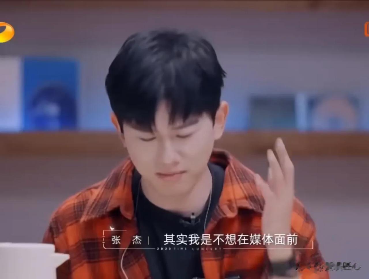 张杰，“我当时并不想公开跟谢娜的恋情，毕竟是处于事业的高升期，歌迷们要是知道这件