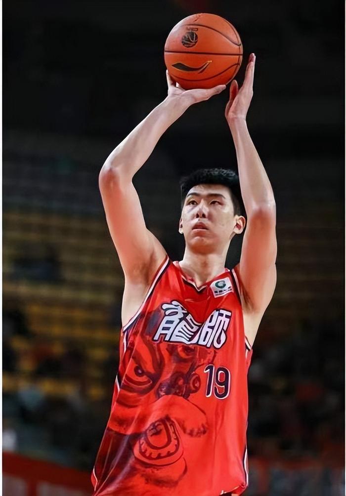一边是联赛球队陆续进入备战节奏，另一边却是国家队热身赛里几名“在俱乐部不算核心”