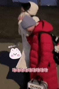 北京的夜晚啊，冷得不像话。

全红婵和她的陈教练就这么出现在街头。

瞧啊，两人