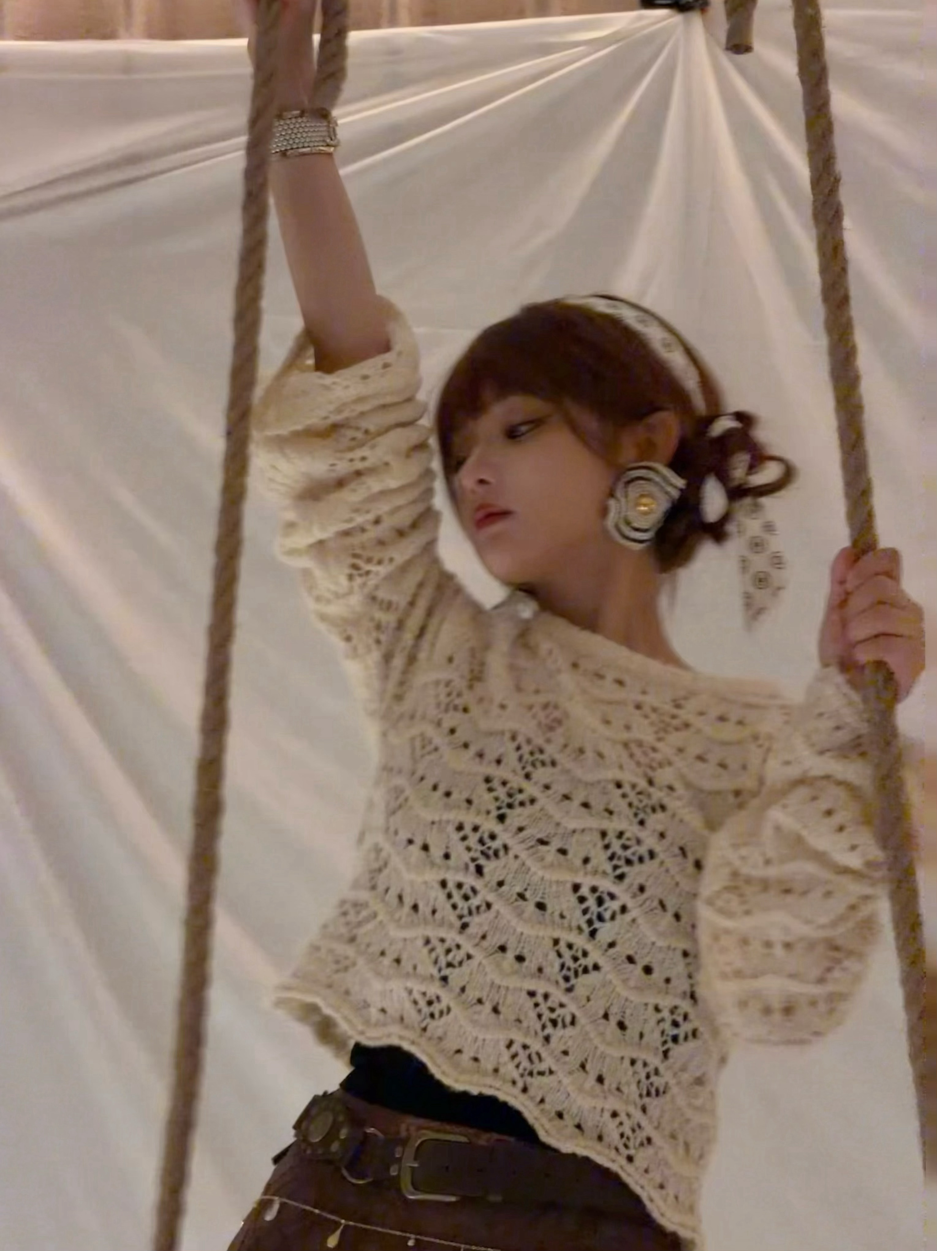 被黄霄雲笑拥了！别人追剧默默流泪，她追剧直接变身人形BGM～男主出场配高音，哭戏