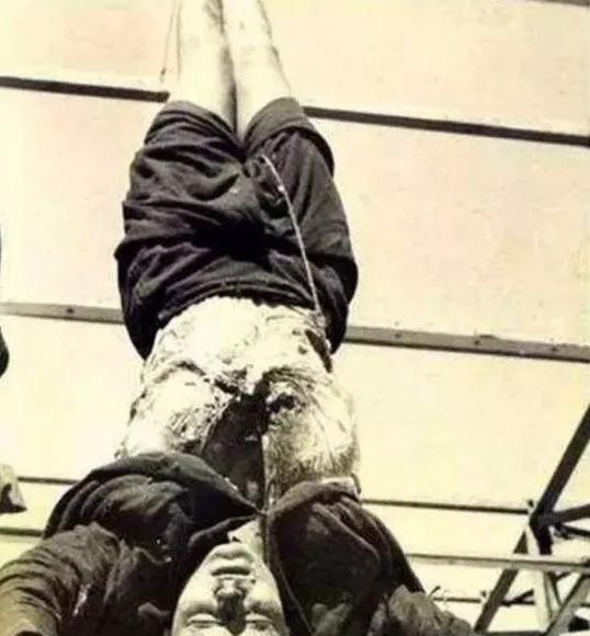 1945年4月，墨索里尼和情妇在广场上处以绞刑，他的情妇克拉拉被倒吊着，裙下的春