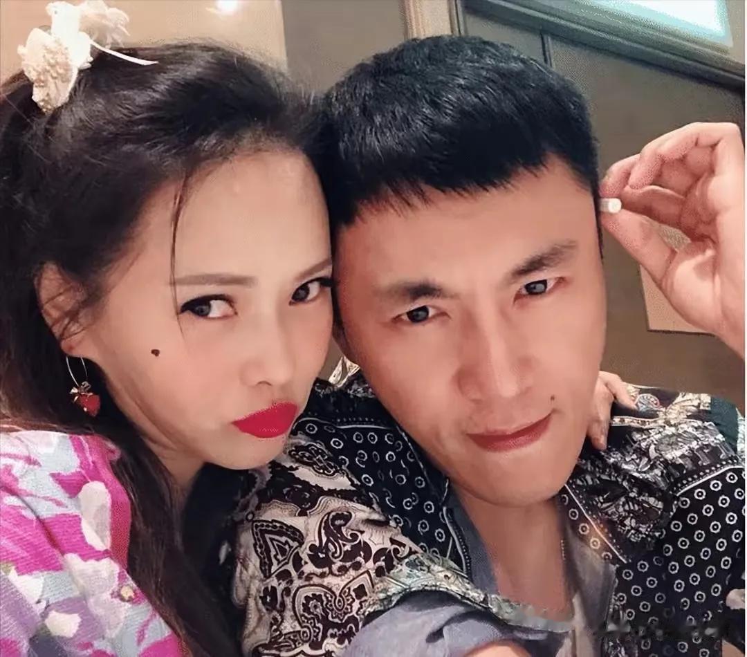 婚姻幸福的女人就是不一样，有谁能看得出她是50+的中年老大妈？这颜值、这状态快赶