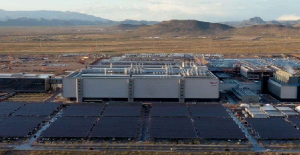 “尴尬了！”
特朗普万万想不到，自己绞尽脑汁从中国台湾地区“抢”来台积电，到最后