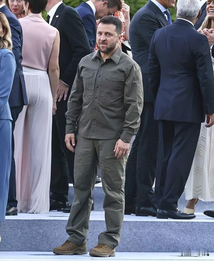 一片哗然！泽连斯基简直成了无期限总统。当地时间1月14日，由于乌克兰总统泽连斯基